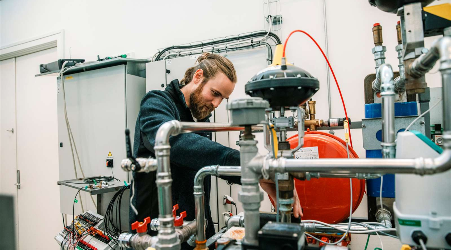 Billedet viser 1 personer, der arbejder p� en test rig i Heat Pump Test Laboratory p� Teknologisk Institut